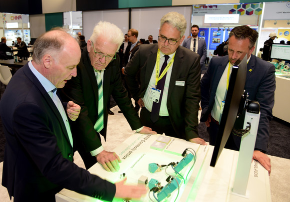 Ministerpräsident Winfried Kretschmann (2.v.l.) am Stand von Pepperl+Fuchs