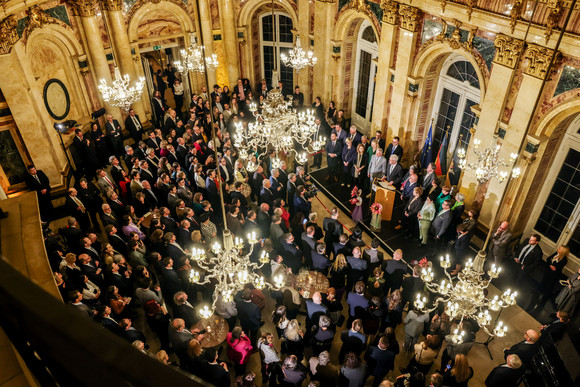 Ministerpräsident Winfried Kretschmann steht mit seiner Ehefrau Gerlinde und den Mitgliedern der Landesregierung zusammen und spricht zu den Gästen.