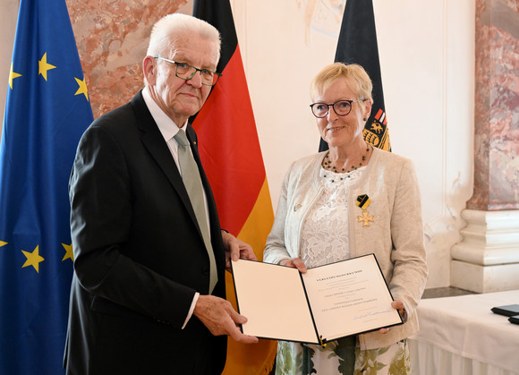 Ministerpräsident Winfried Kretschmann (links) und Marie-Luise Linckh (rechts)