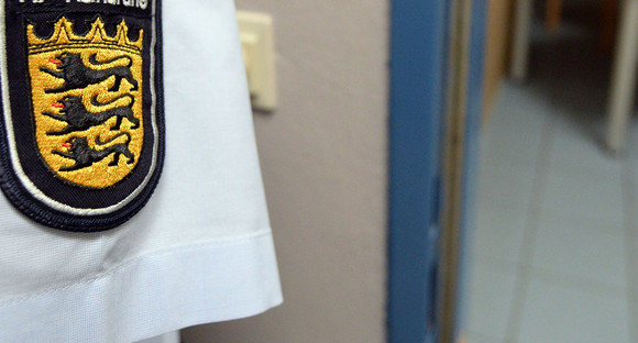 Tisch und Stühle stehen stehen in einem Besuchsraum des Abschiebungshaftgefängnisses in Pforzheim (Foto: dpa)