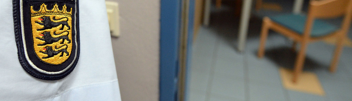 Tisch und Stühle stehen stehen in einem Besuchsraum des Abschiebungshaftgefängnisses in Pforzheim (Foto: dpa)