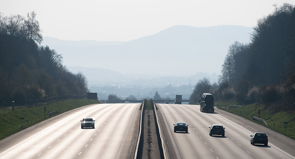 Autos fahren auf der Autobahn A8 bei Kirchheim Unter Treck. (Bild: picture alliance/Sebastian Gollnow/dpa)