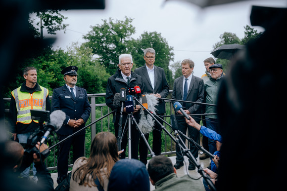Ministerpräsident Winfried Kretschmann (3. von links), Bundesverkehrsminister Patrick Schnieder (3. von rechts), Bahnchef Richard Lutz (2. von rechts) und Verkehrsminister Winfried Hermann (rechts)