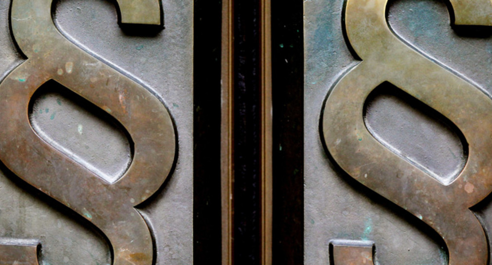 Paragrafen-Symbole an Türgriffen (Foto: dpa)