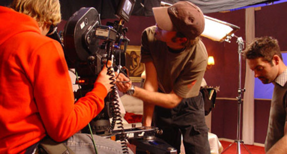 Studenten der Filmakademie Baden-Württemberg am Filmset. (Bild: Filmakademie BW)