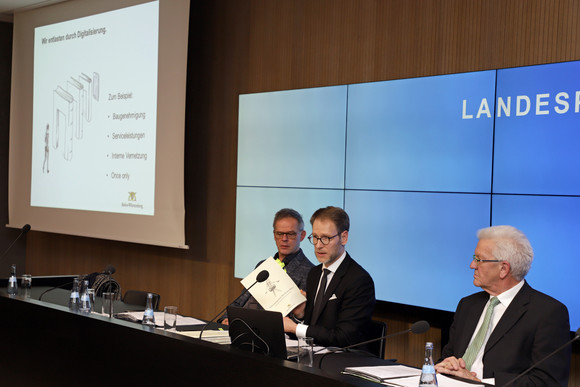 Regierungssprecher Rudi Hoogvliet, Staatssekretär Dr. Florian Stegmann und Ministerpräsident Winfried Kretschmann (Bild: Staatsministerium Baden-Württemberg)