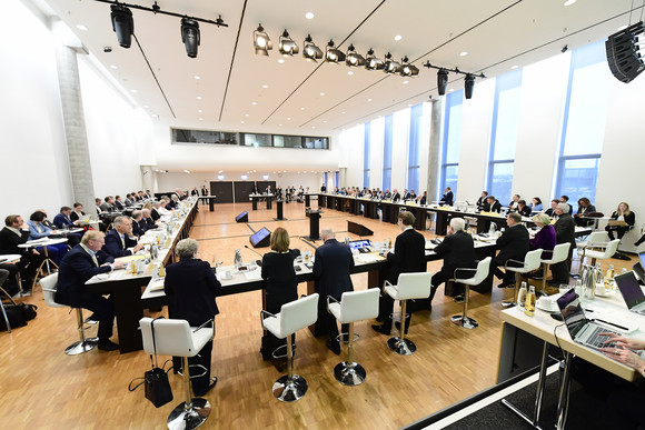 Blick in das Plenum bei der achten Jahresveranstaltung des Strategiedialogs Automobilwirtschaft Baden-Württemberg