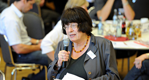 Staatsrätin Gisela Erler begrüßt am Samstag (16.06.2012) in Leinfelden-Echterdingen die Teilnehmer des Filder-Dialogs S21. (Foto: dpa)  