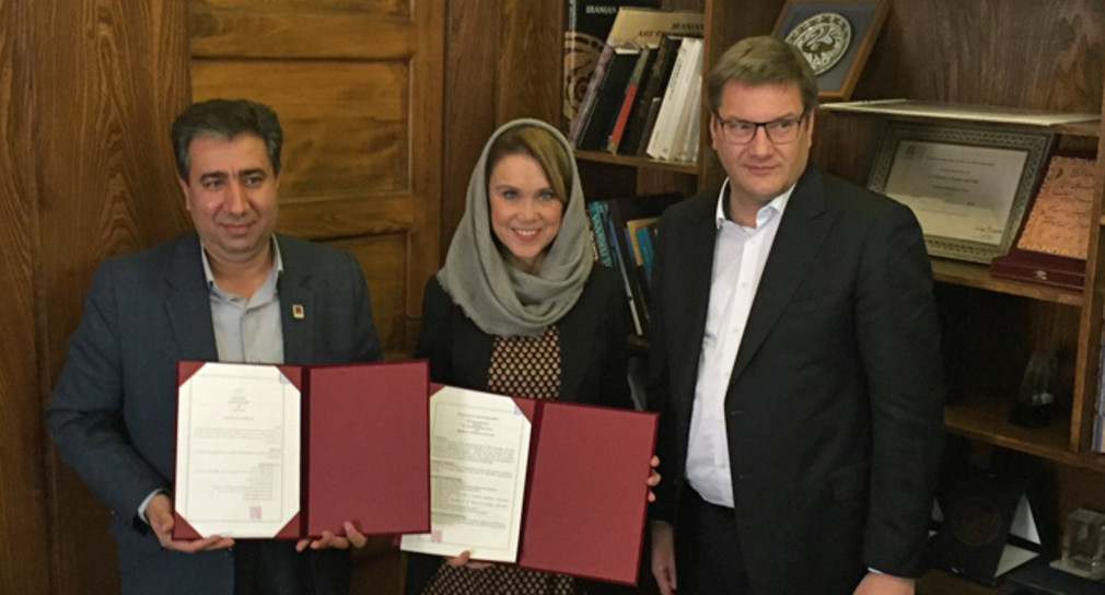 v.l.n.r.: Prof. Dr. Jebrael Nokandeh, Kunststaatssekretärin Petra Olschowski und Prof. Dr. Eckart Köhne (Foto: Ministerium für Wissenschaft, Forschung und Kunst Baden-Württemberg)