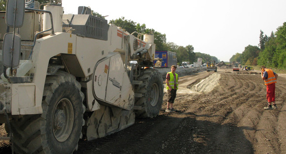 Bauarbeiter arbeiten an der Autobahn A5 an einer Fahrbahnerneuerung. (Foto: dpa)