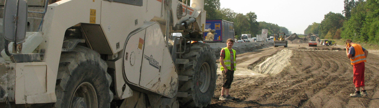Bauarbeiter arbeiten an der Autobahn A5 an einer Fahrbahnerneuerung. (Foto: dpa)
