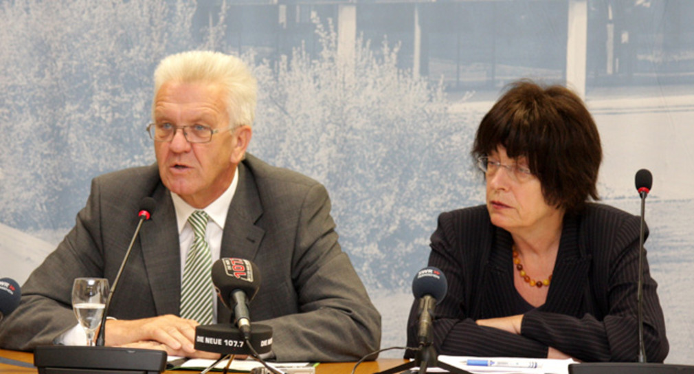 Ministerpräsident Winfried Kretschmann (l.) und die Staatsrätin für Zivilgesellschaft und Bürgerbeteiligung, Gisela Erler (r.), am 11. Septebmer 2012 bei der Regierungspressekonferenz im Landtag in Stuttgart