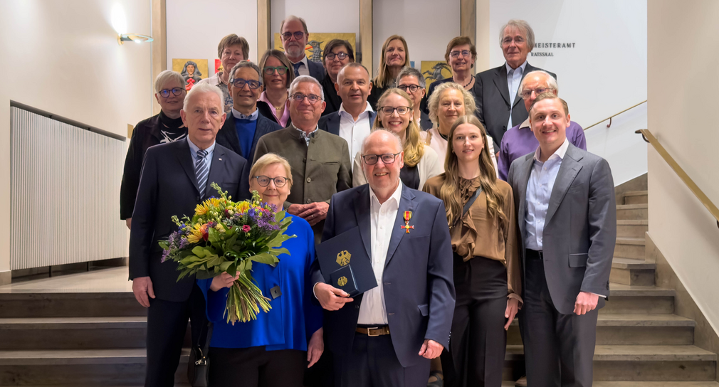 Bernhard Löffler (1. Reihe rechts) mit Oberbürgermeister Harry Mergel und Minister Thomas Strobl (2. Reihe von links) sowie Angehörigen
