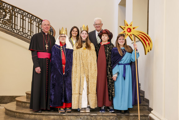 Ministerpräsident Winfried Kretschmann mit der Sternsingergruppe der Seelsorgeeinheit Bühlertal, Erzdiözese Freiburg