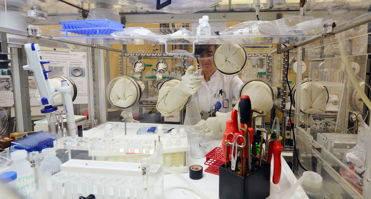Beim Institut für Transurane wird im Labor für nukleare Forensik in einem Handschuhkasten mit Uranlösungen gearbeitet. (Foto: dpa)