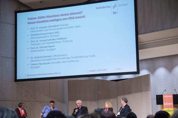 Podiumsgespräch mit Ministerpräsident Winfried Kretschmann (Mitte) in der Stuttgarter Liederhalle.