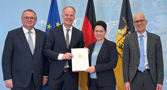 Von links nach rechts: Amtschef des Ministeriums der Justiz und für Migration Elmar Steinbacher, Präsident des Landgerichts Stuttgart Till Jakob, Ministerin der Justiz und für Migration Marion Gentges und Vizepräsident des Oberlandesgerichts Stuttgart Christoph Haiß