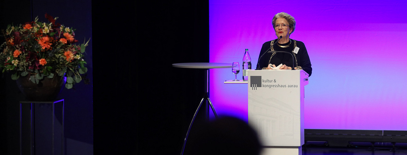 Staatsrätin Barbara Bosch spricht auf der Demokratiekonferenz 2025 in Aarau (Schweiz).