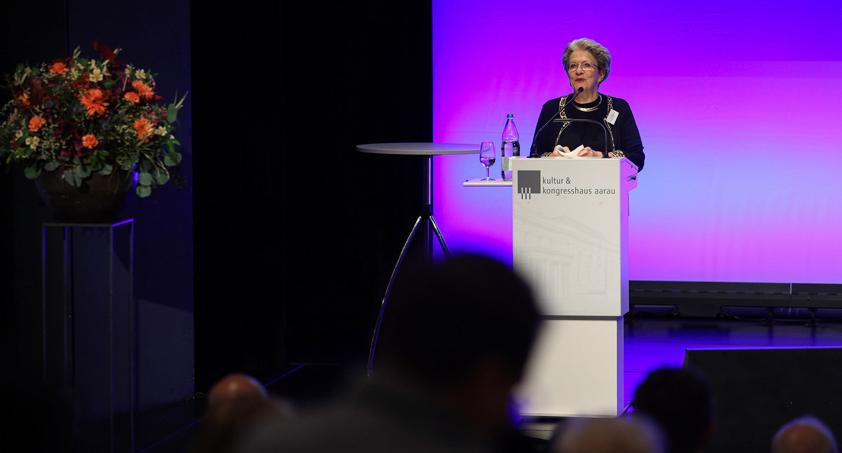 Staatsrätin Barbara Bosch spricht auf der Demokratiekonferenz 2025 in Aarau (Schweiz).