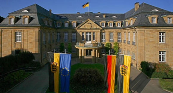 Das Staatsministerium in der Villa Reitzenstein (Frontansicht).