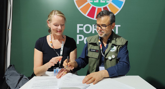 Naturschutzministerin Thekla Walker und Mauro Oliveira Pires, Präsident des staatlichen Chico-Mendes-Institut für Biodiversitätserhalt, haben auf der COP30 in Belém ein Kooperationsabkommen unterzeichnet. Naturschutzministerin Thekla Walker und Mauro Oliveira Pires, Präsident des staatlichen Chico-Mendes-Institut für Biodiversitätserhalt, haben auf der COP30 in Belém ein Kooperationsabkommen unterzeichnet.
