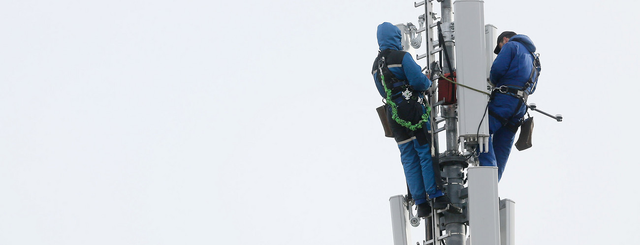 In luftiger Höhe werden Arbeiten an einem Mobilfunkmast vorgenommen.