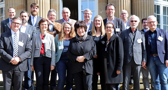 Gruppenbild mit Staatsrätin Gisela Erler (vorne in der Mitte) vor der Villa Reitzenstein