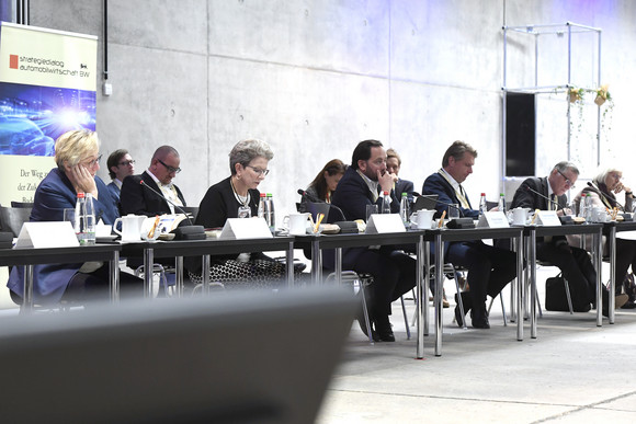 Blick ins Plenum bei der fünften Jahresveranstaltung des Strategiedialogs Automobilwirtschaft. 