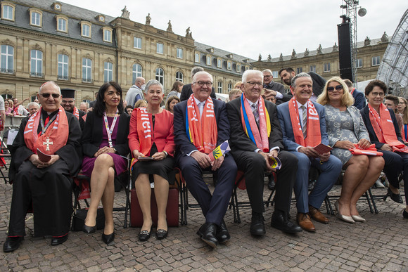 Gäste beim zentralen Gottesdienst auf dem Stuttgarter Schlossplatz