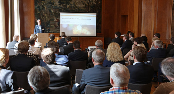 Regierungssprecher Rudi Hoogvliet spricht bei der Auftaktveranstaltung des Runden Tisches Medienzukunft Baden-Württemberg am 23. April 2018 in der Villa Reitzenstein in Stuttgart zu den Teilnehmerinnen und Teilnehmern