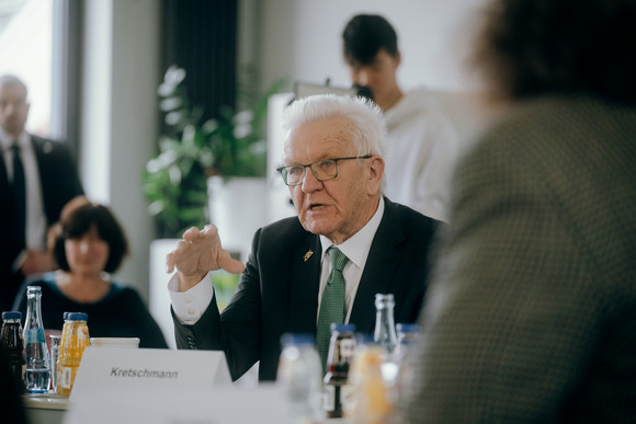 Ministerpräsident Winfried Kretschmann (Mitte) im Gespräch