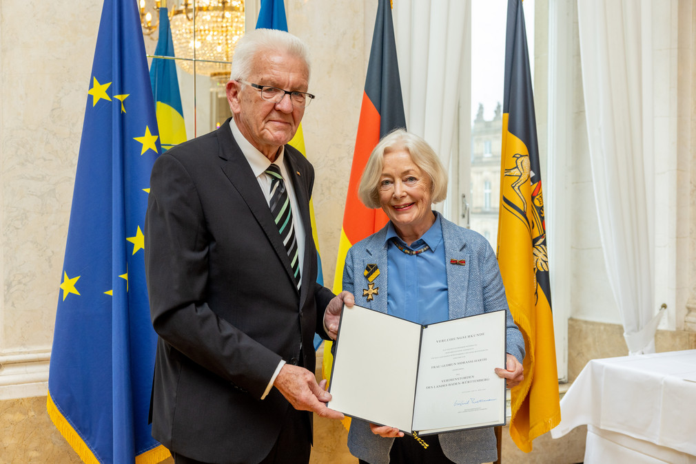 Ministerpräsident Winfried Kretschmann (links) und Gudrun Sidrassi-Harth (rechts)