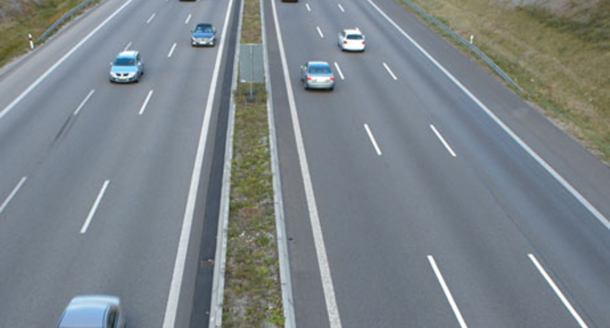 Autos fahren auf der Autobahn A8 zwischen der Anschlussstelle Pforzheim/Süd und Heimsheim (Bild: dpa).