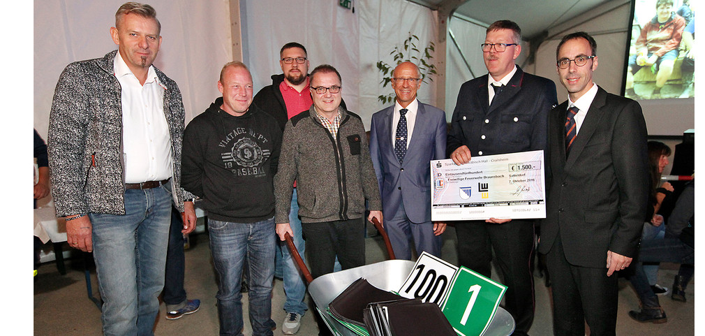 Braunsbachs Bürgermeister Frank Harsch (r.) bekommt Spendenscheck überreicht (Foto: Gemeinde Braunsbach)