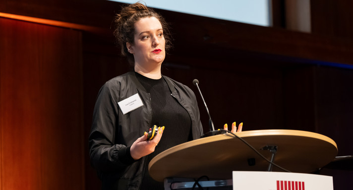 Lea Frühwirth spricht bei der Demokratiekonferenz 2023.