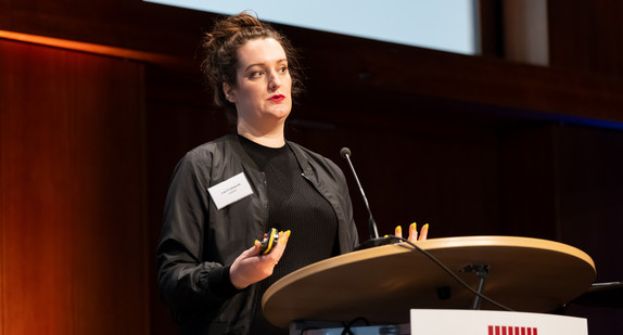 Lea Frühwirth spricht bei der Demokratiekonferenz 2023.