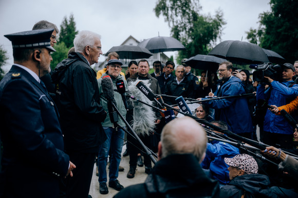 Ministerpräsident Winfried Kretschmann spricht vor der Presse