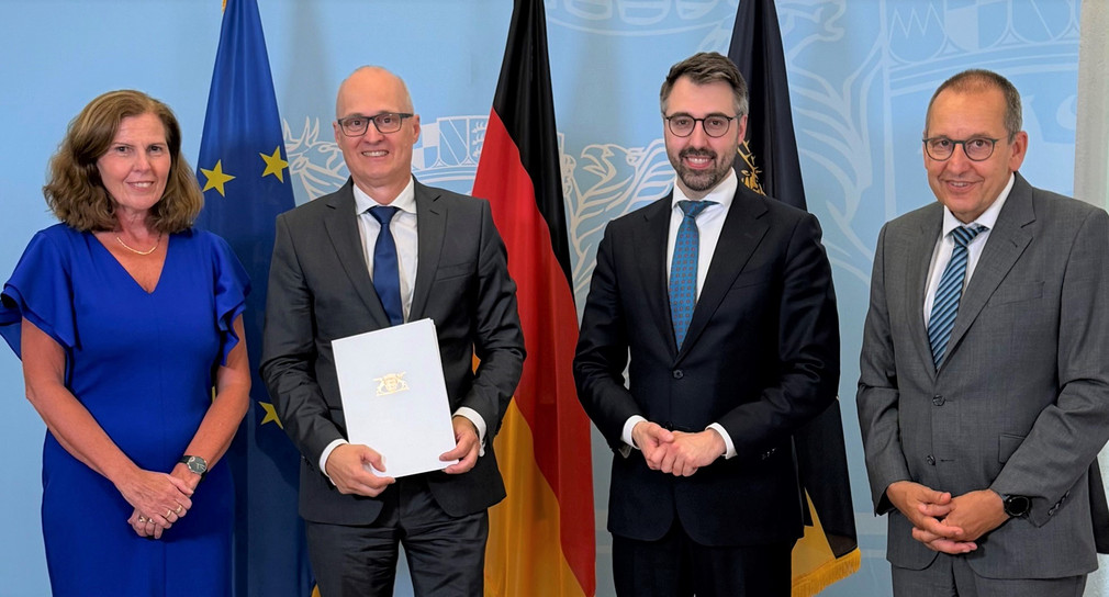 Von links nach rechts im Bild: Ministerialdirektorin Gerda Windey, Präsident des Landgerichts Baden-Baden a.D. Dr. Frank Konrad Brede, Minister der Justiz und für Migration Moritz Oppelt, Präsident des Oberlandesgerichts Karlsruhe Jörg Müller.