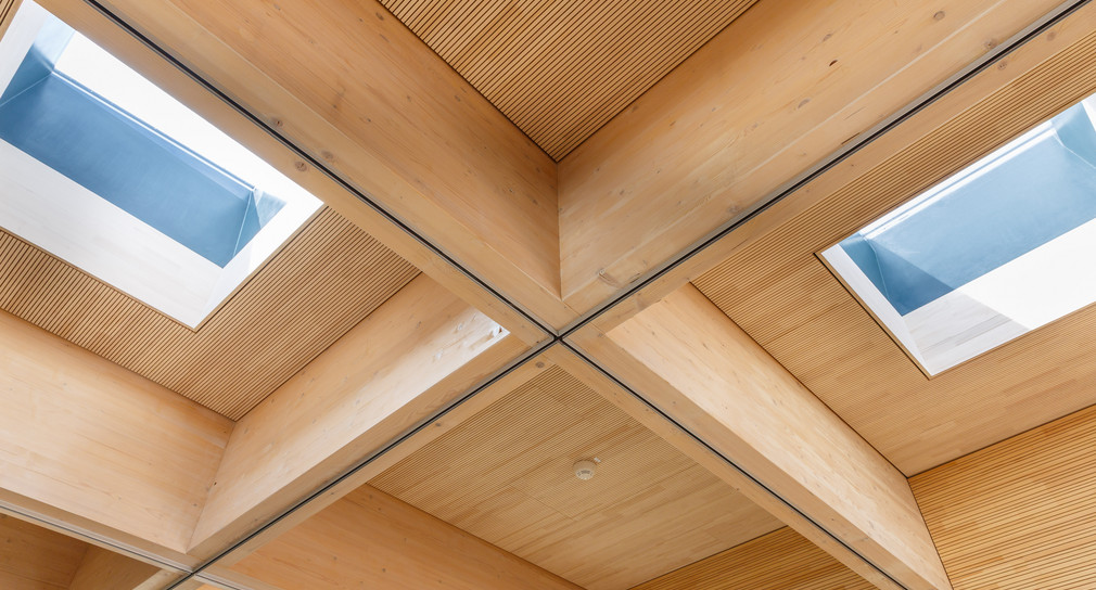 Tragkonstruktion aus Holz und Akustikbeplankung an der Decke im Foyer 