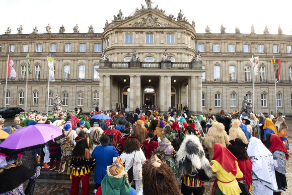 Die Narren beim Närrischen Staatsempfang vor dem Neuen Schloss in Stuttgart (Bild: Staatsministerium Baden-Württemberg)