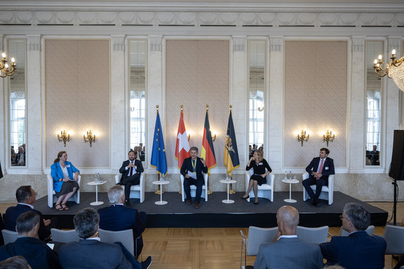 Auf dem Podium (von links): Prorektorin und Professorin Dr. Daniela Kleinschmit von der Albert-Ludwigs-Universität Freiburg, Staatssekretär Florian Hassler, Moderator Georg Walter vom Euro-Institut in Kehl, Esther Keller, Regierungsrätin des Kantons Basel-Stadt und Zeno Danner, Landrat des Landkreises Konstanz 