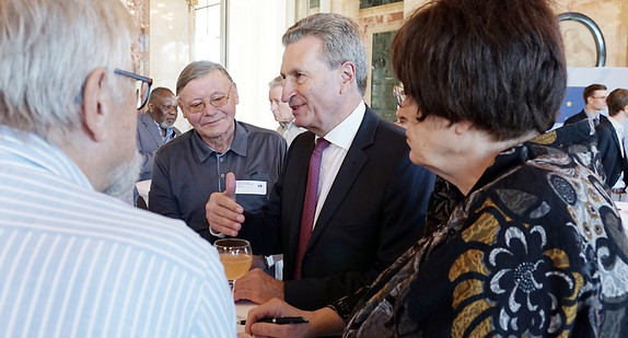 EU-Kommissar Günther Oettinger (2.v.r.) und Staatsrätin Gisela Erler (r.) im Gespräch mit Bürgerinnen und Bürgern (Bild: Staatsministerium Baden-Württemberg/Jan Georg Plavec)