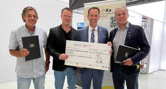 Übergabe des Förderbescheids durch Staatssekretär Thomas Dörflinger (zweiter von rechts)