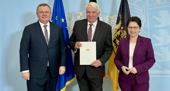 von links nach rechts: Ministerialdirektor Elmar Steinbacher, Generalstaatsanwalt Jürgen Gremmelmaier und Ministerin Marion Gentges