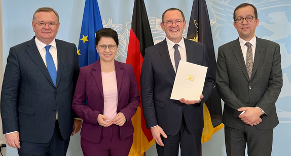 von links nach rechts: Ministerialdirektor Elmar Steinbacher, Ministerin Marion Gentges, Martin Renninger, Leitender Oberstaatsanwalt bei der Staatsanwaltschaft Karlsruhe – Zweigstelle Pforzheim, und Wolfgang Hilkert, Leitender Oberstaatsanwalt der Generalstaatsanwaltschaft Karlsruhe