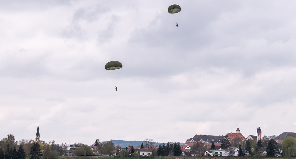 Soldaten des Kommando Spezialkräfte der Bundeswehr (KSK) bei einer Sprungübung mit Fallschirm.