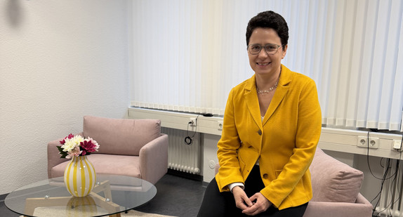 Ministerin der Justiz und für Migration Marion Gentges im kindgerechten Vernehmungszimmer am Amtsgericht Karlsruhe