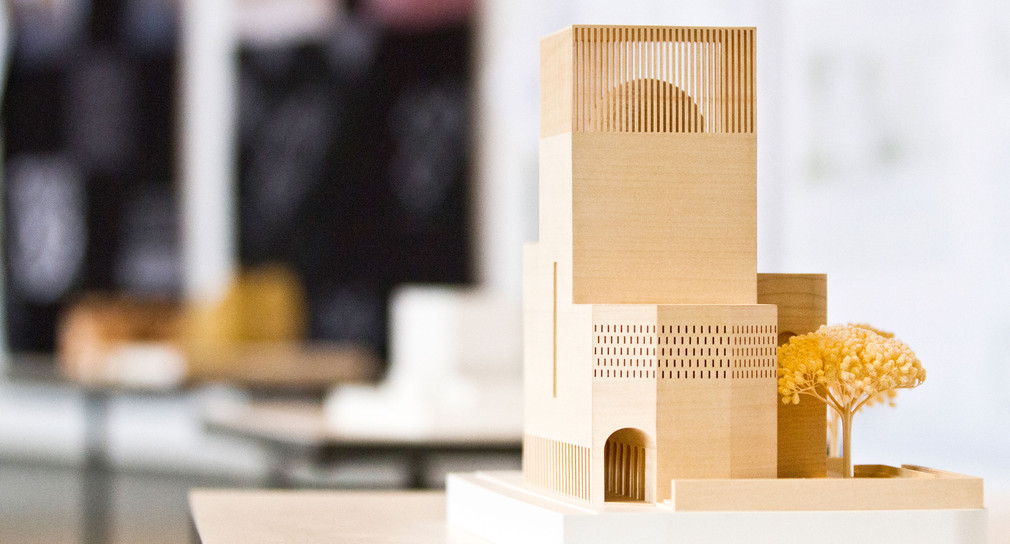 Beispielfoto: Ein Architekturmodell steht auf einem Tisch (Foto © dpa)