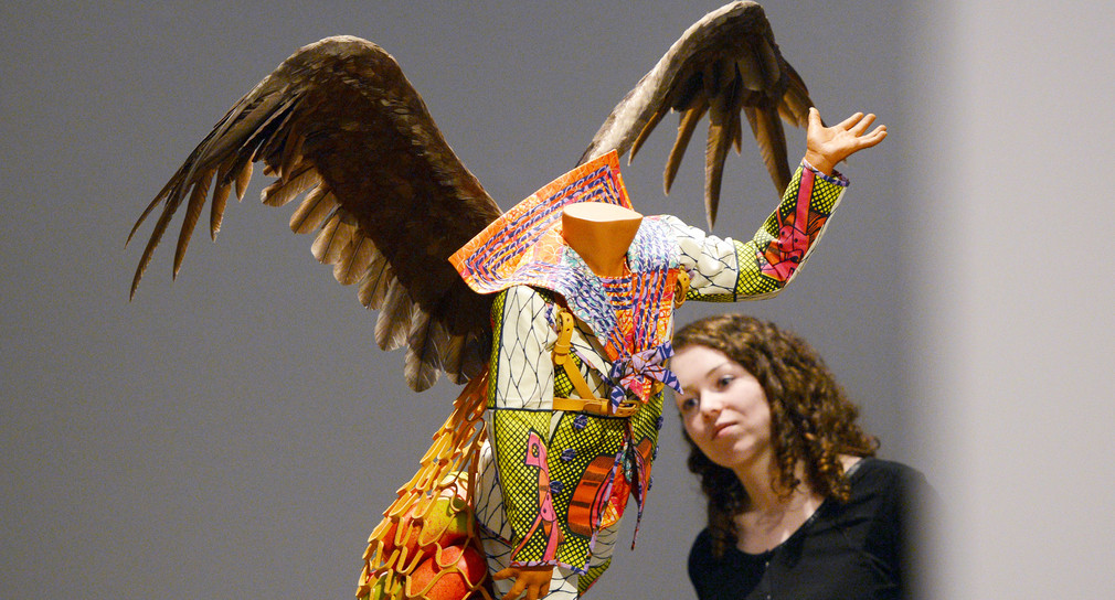 Eine Besucherin der Ausstellung mit dem Titel: „Kunst & Textil“ sieht sich am 20. März 2014 in der Staatsgalerie in Stuttgart die Skulptur „Foud Farie“ aus dem Jahr 2011 von Yinka Shonibare an.