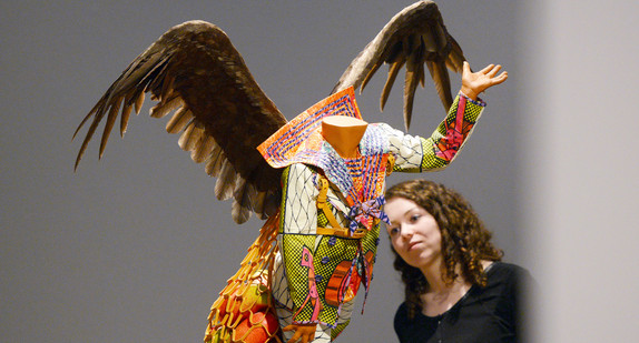 Eine Besucherin der Ausstellung mit dem Titel: „Kunst & Textil“ sieht sich am 20. März 2014 in der Staatsgalerie in Stuttgart die Skulptur „Foud Farie“ aus dem Jahr 2011 von Yinka Shonibare an.